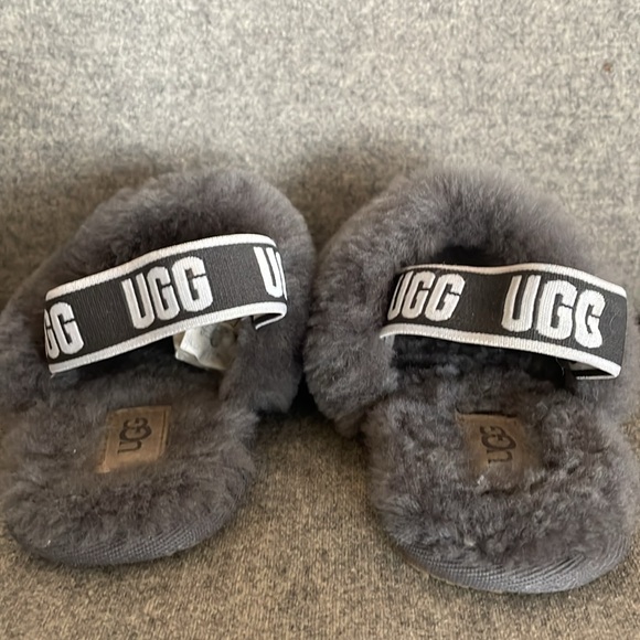Uggs! Slipper shoes. Toddler size 7 - Picture 2 of 4